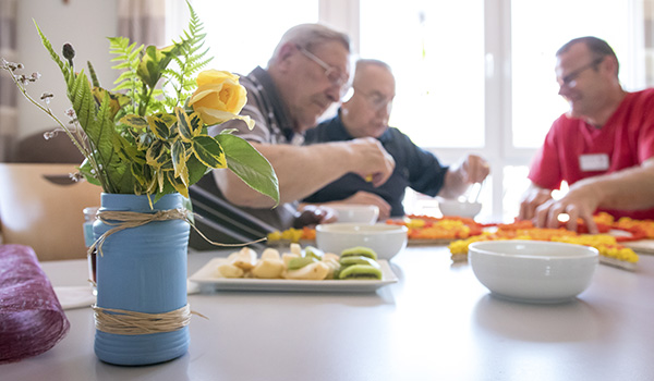 vase-blumen-pfleger-patient